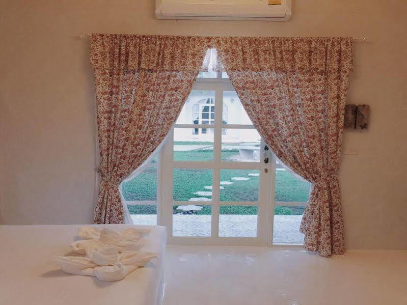 Villa La Flora Kanchanaburi Luaran gambar